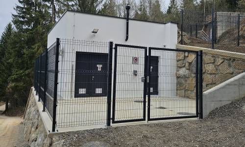 Izgradnja sodobne vodarne rešila težave s pomanjkanjem vode v Loški dolini