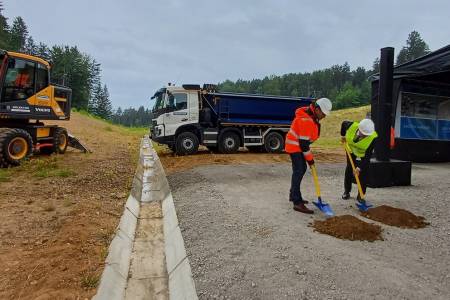 Začetek del na najzahtevnejšem odseku tretje razvojne osi proti Koroški – pomemben mejnik za slovensko infrastrukturo